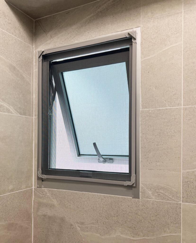 Magnetic insect screen fitted on a BTO toilet window